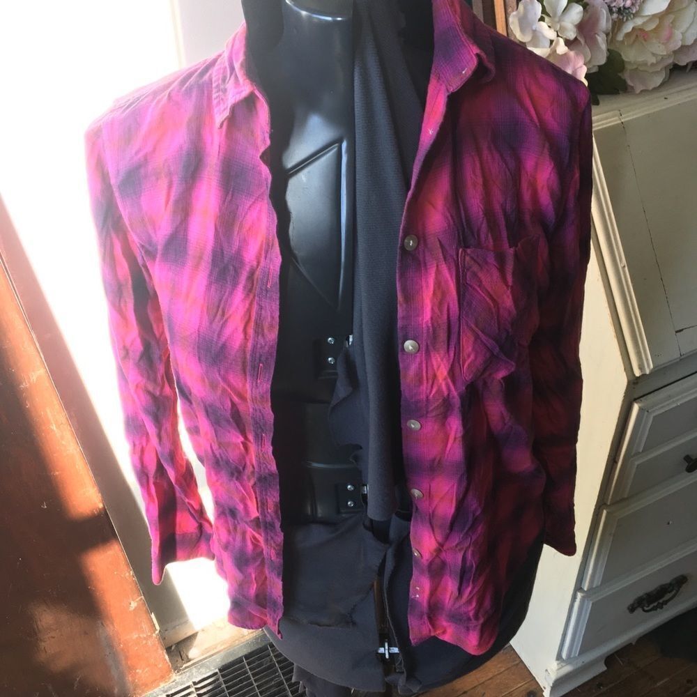 American Eagle pink plaid size M button down shirt